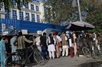 Hệ thống ngân hàng của Afghanistan trên bờ vực sụp đổ: "Không một ai có tiền"