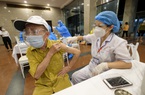 Hà Nội: Xuyên đêm tiêm vaccine cho hàng trăm người trên 65 tuổi