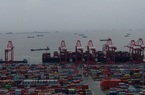 2 cảng biển tấp nập nhất Trung Quốc tạm ngừng hoạt động do bão, chuỗi cung ứng toàn cầu thêm lao đao