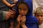 Người dân Afghanistan vất vả đấu tranh với nạn đói dưới thời Taliban