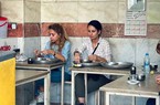 Cảnh sát Iran bắt một phụ nữ vì ăn ở nơi công cộng mà không có khăn trùm đầu