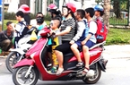 Cha mẹ chở theo 2 con trên xe máy có bị phạt?