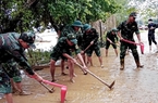 Cán bộ, chiến sĩ lội nước, dầm mưa giúp dân trong lũ