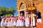 Ninh Thuận: Hàng ngàn người Chăm mang lễ vật dâng cúng tại tháp Chàm PôKlong Grai trong lễ hội Katê 2022