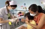 TP.HCM: Các bệnh viện nhi chật kín trẻ viêm đường hô hấp