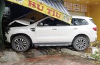 TP.HCM: Ô tô 7 chỗ tông sập một mảng tường cửa hàng của người dân