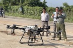 Cả làng bất ngờ khi ông nông dân Đồng Nai "vác" nửa tỷ đi mua máy bay không người lái đem vô vườn bưởi 10ha