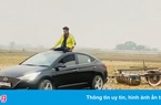 Chủ xe mang Hyundai Accent... cày ruộng
