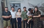 Gia đình cháu Thảo xúc động nhận tiền tài trợ từ Báo NTNN/ Dân Việt