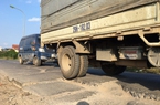 Hiểm họa chết người trên đê bao sông Đáy, bê tông vỡ nát ở Hà Nội