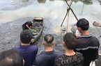 Dân kéo nhau đi xem cảnh bắt những con cá trê "già đời" to bằng bắp chân giữa thành phố Vinh