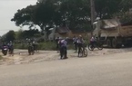 Lạnh người cảnh xe chở đất nối đuôi “tranh” đường học sinh giờ tan trường ở Quảng Ngãi