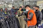 Quần áo ấm đại hạ giá hút khách từ vỉa hè đến cửa hàng lớn ở Hà Nội