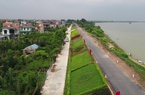 Một con đê ở Nam Định trông đẹp như vườn hoa, du khách đi qua ai cũng muốn dừng lại check in, chụp ảnh