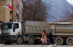 Người Serb ở phía bắc Kosovo bắt đầu dỡ bỏ chướng ngại vật