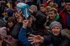 Ảnh: Người dân Kherson và cuộc sống khó khăn sau khi Ukraine giành lại thành phố