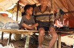 Chuyện lạ: Người dân tháo chạy khỏi làng vì liên tục bị… sét đánh