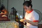 CLIP: Nhận lương 60 triệu đồng/tháng, nữ 8X quê Phú Thọ chỉ việc nhìn xem gà trống hay gà mái