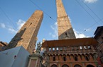 Du khách bất ngờ với lý do hai tòa tháp nghiêng nổi tiếng tại Ý