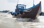Sáng mùng 1 Tết, ngư dân xứ Quảng rẽ sóng lấy lộc đầu năm