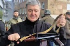 Bất ngờ cựu Tổng thống Ukraine Poroshenko cầm súng AK-47 xuống đường bảo vệ Kiev 