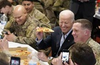 Tổng thống Biden chụp ảnh, ăn pizza cùng lính Mỹ ở Ba Lan