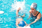 Đi bơi trong mùa dịch tay chân miệng, trẻ em cần chú ý gì?