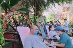 Nhiều người dân, Phật tử đến điểm hẹn "góp những giọt hồng" trước dịp nghỉ lễ 30/4-1/5