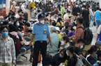 Hàng trăm người chen lấn tại bến xe lớn nhất TP.HCM trước thềm ngày nghỉ lễ 30/4