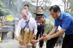 Dâng hương, dâng hoa tưởng niệm các anh hùng liệt sĩ tại Côn Đảo