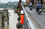 Vì sao phao cứu sinh trên các cây cầu ở Hà Nội "không cánh mà bay"?