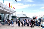 Quảng Ngãi: 
Hàng ngàn du khách bắt đầu đổ về Lý Sơn để xem thi dù lượn
