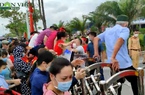 Hàng trăm người hâm mộ Quảng Ninh trèo rào vào xem chung kết bóng chuyền SEA Games 31