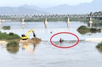 Quảng Ngãi:
Hi hữu xe đào tiền tỷ chìm nghỉm dưới sông Trà Khúc vì  lũ trái mùa
