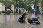 Đường phố Hà Nội ngập nặng sau cơn mưa, xe cộ "bơi" trong nước