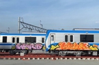 TP.HCM: 4 bảo vệ túc trực ngày đêm, 2 toa tàu metro vẫn bị bôi bẩn