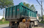 Xử lý xe cơi nới, quá tải ở TP.HCM: Luôn có nhóm người rình mò, đeo bám CSGT