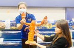 Con tôm hùm vàng cam quý hiếm của Canada được một công ty trao tặng Viện Hải dương học Nha Trang 
