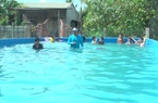 Thầy giáo làm bể bơi di động miễn phí cho trẻ em Tây Nguyên