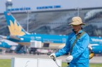 Những người "phơi nắng hơn 60 độ C" tại sân bay Nội Bài