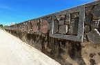 Quảng Ngãi: “Bí ẩn” dự án trang trí vuông – tròn triệu đô trên vách tường đường phía Nam Lý Sơn 