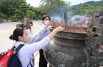 Đà Nẵng: Sĩ tử kéo nhau lên chùa Linh Ứng cầu "trúng tủ" trước ngày thi