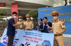 Cảnh sát giao thông Đà Nẵng đưa nước, phát bút chì cho các sĩ tử thi tốt nghiệp THPT 2022