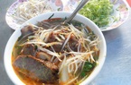 Sáng ra làm tô bún bò Huế dồi sụn, no tới trưa