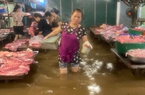 Hà Nội ngập sau mưa lớn, người dân lội nước đi chợ cúng rằm tháng 7