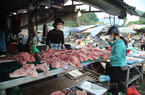 Giá lợn hơi xuất chuồng giảm mạnh, giá thịt lợn ngoài chợ vẫn "đứng im", lợi nhuận rơi vào túi ai?