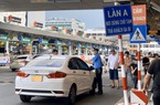 Thanh tra giao thông xử lý nhiều tài xế vi phạm tại Tân Sơn Nhất