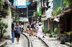 Đề nghị xử lý dứt tình trạng bán hàng, quay phim, chụp ảnh trên đường sắt