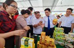 Phó Chủ tịch Hội Nông dân Việt Nam Đinh Khắc Đính khai mạc hội chợ nông sản ở Quảng Nam