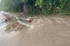 Siêu bão Noru: Mưa xối xả tại Cù Lao Chàm, nước đổ từ trên núi xuống như thác